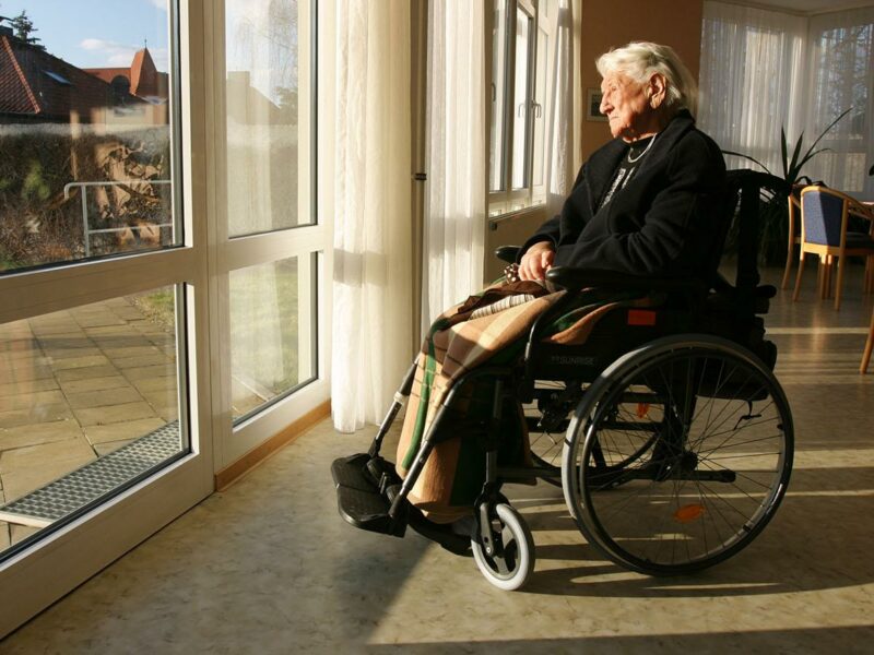 Seniors : les 60 ans ou plus en établissement sont davantage isolés
